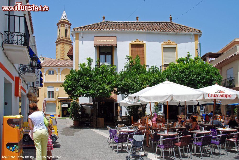 Immagine Gente in relax in un caffé della città vecchia di Estepona, Malaga, Spagna - © Caron Badkin / Shutterstock.com