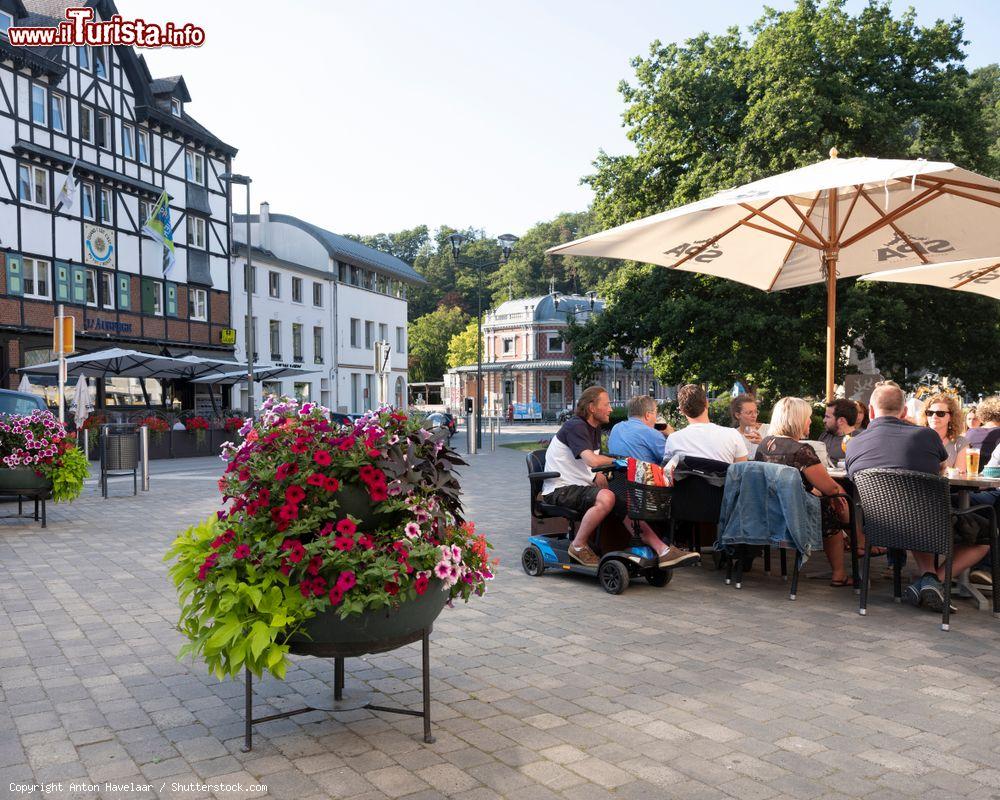 Immagine Gente in relax in una sera estiva nel centro di Spa, Belgio. Questa cittadina, definita spesso la Perla delle Ardenne, vanta un centro storico di grande bellezza - © Anton Havelaar / Shutterstock.com