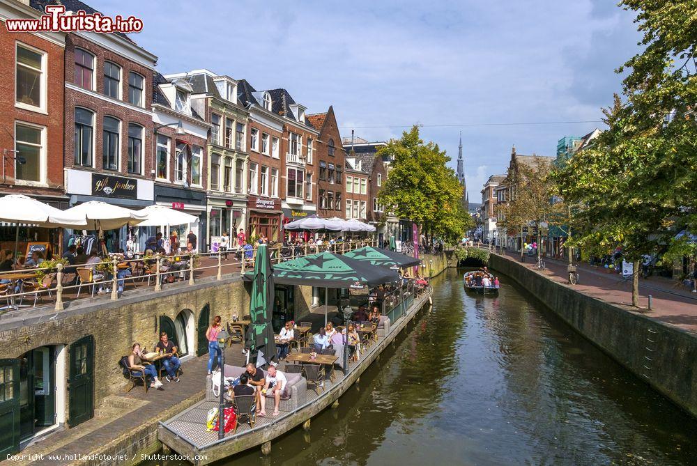 Immagine Gente in relax nei dehors dei locali lungo un canale a Leeuwarden, Paesi Bassi - © www.hollandfoto.net / Shutterstock.com