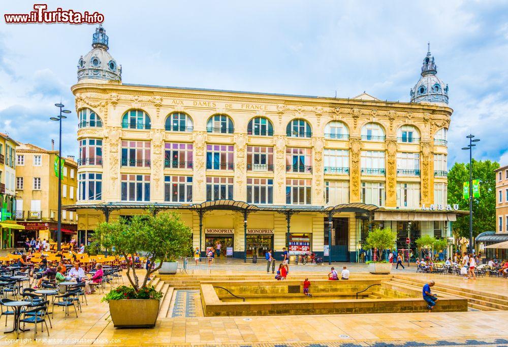 Immagine Gente in relax nella piazza centrale di Narbonne, Francia - © trabantos / Shutterstock.com