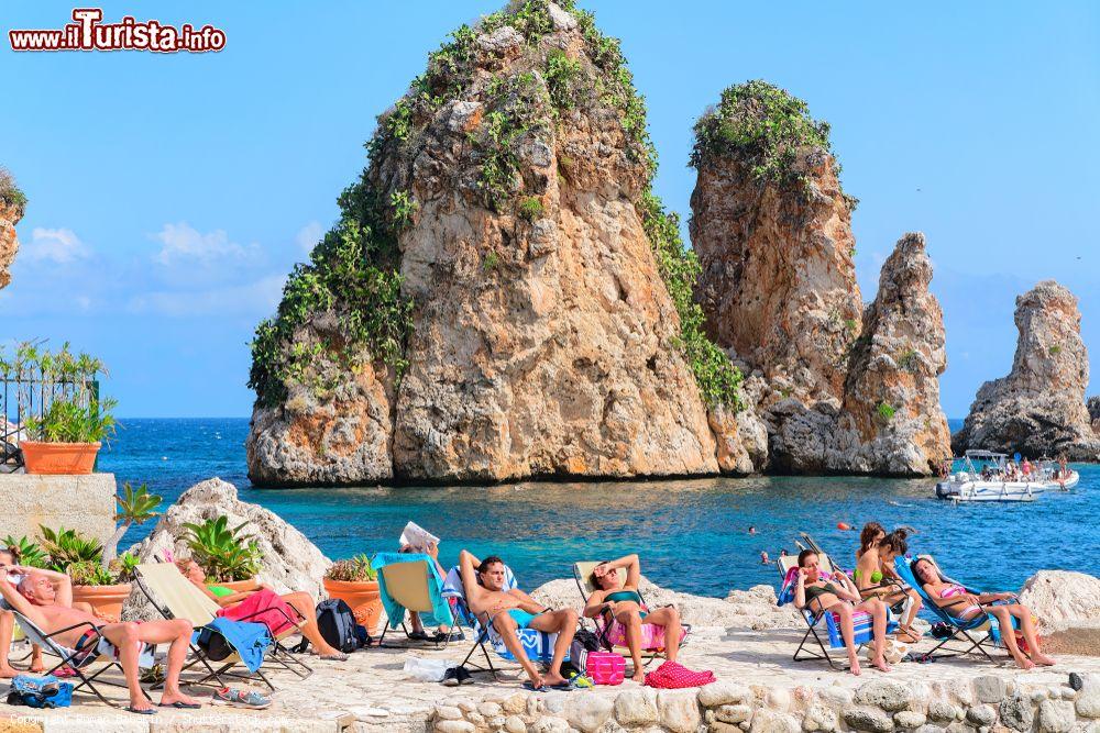 Immagine Gente in relax su una spiaggia di Scopello, Castellammare del Golfo, Sicilia - © Roman Babakin / Shutterstock.com