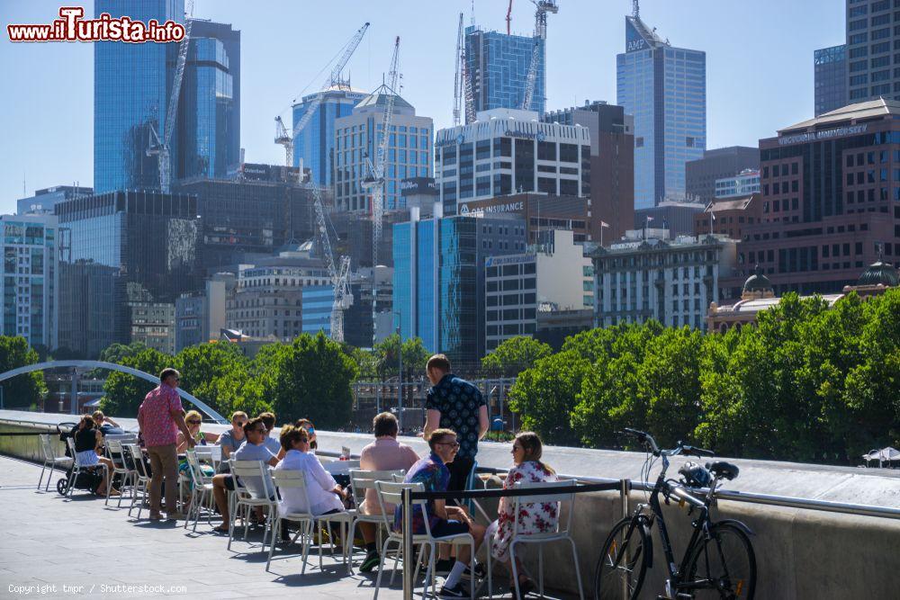 Immagine Gente in relax sul lungofiume di Melbourne, Australia, in una giornata di sole - © tmpr / Shutterstock.com