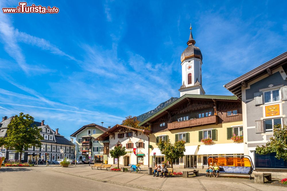 Immagine Gente in relax sulle panchine di una strada di Garmisch-Partenkirche, Germania. 