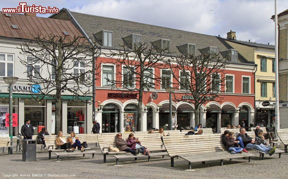 Immagine Gente in relax sulle panchine in una piazza di Lund, Svezia. Come molte altre località svedesi, anche il centro di Lund è ben conservato ed è caratterizzato da suggestive viuzze medievali - © Andrew Babble / Shutterstock.com