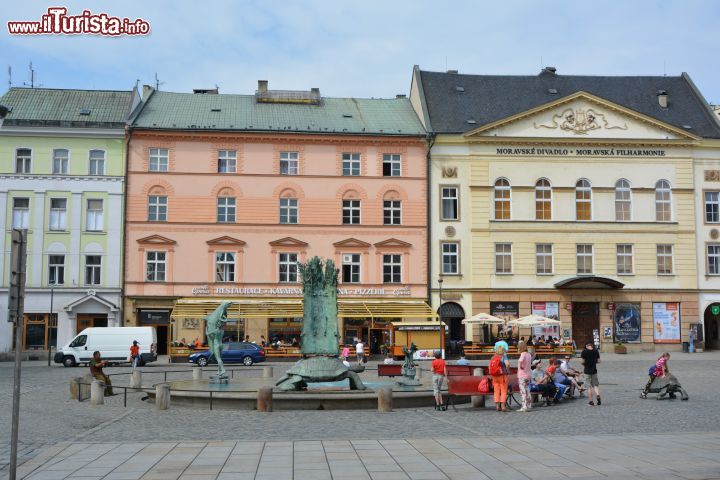 Immagine Gente in relax sulle panchine nel centro storico di Olomouc, Moravia, Repubblica Ceca.