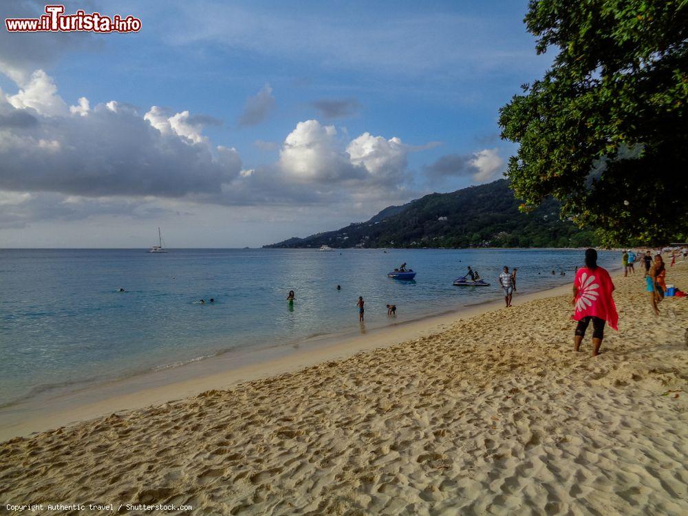 Immagine Gente in spiaggia a Beau Vallon, Victoria, isola di Mahé, Seychelles - © Authentic travel / Shutterstock.com