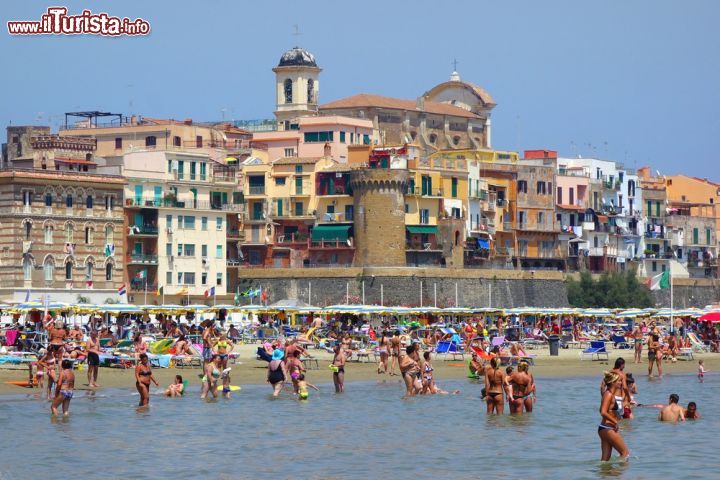 Immagine Gente in spiaggia a Nettuno, Lazio - © Canbedone / Shutterstock.com