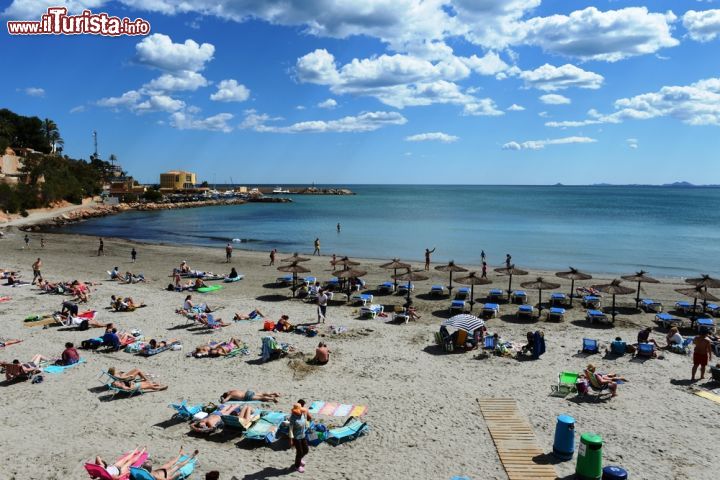 Immagine Gente in spiaggia a Orihuela, Spagna. Una delle stazioni balneari attrezzate frequentate da turisti e residenti sulla Costa Blanca - © Free Wind 2014 / Shutterstock.com
  -