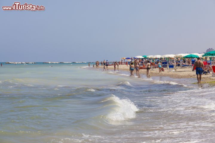 Immagine Gente in spiaggia a San Benedetto del Tronto, Marche - © 190361717 / Shutterstock.com