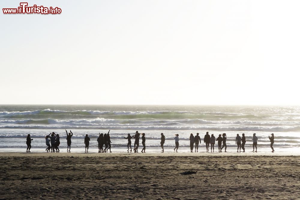 Immagine Gente in spiaggia a San Francisco, California, in un pomeriggio ventoso.