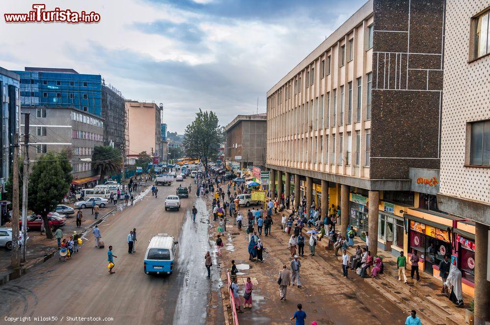 Immagine Gente in strada ad Addis Abeba, capitale dell'Etiopia - © milosk50 / Shutterstock.com