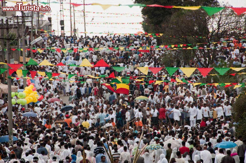 Immagine Gente in strada per la celebrazione ortodossa dell'Epifania, Addis Abeba, Etiopia. Si festeggia il 19 Gennaio, 13 giorni dopo l'Epifania cattolica - © Matej Hudovernik / Shutterstock.com