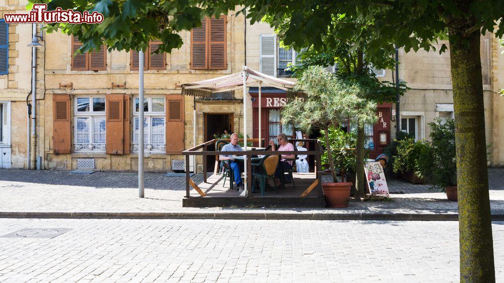 Immagine Gente in un caffé all'aperto in Place du Chateau vicino al castello di Sedan, Francia, in estate - © vvoe / Shutterstock.com