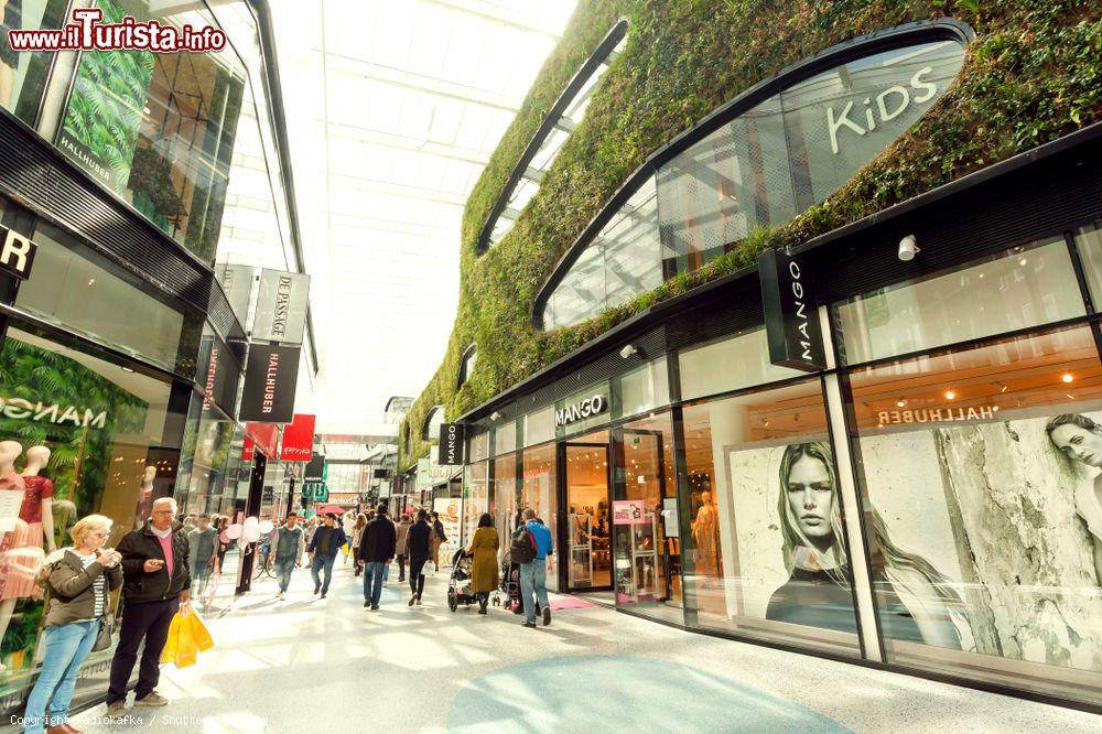 Immagine Gente in un moderno centro commerciale di Den Haag, Olanda - © Radiokafka / Shutterstock.com