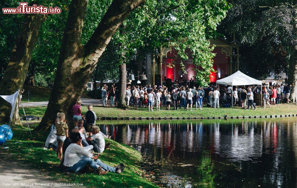 Immagine Gente in un parco di Leeuwarden, Paesi Bassi, durante un festival della musica in estate - © Natalia Balanina / Shutterstock.com