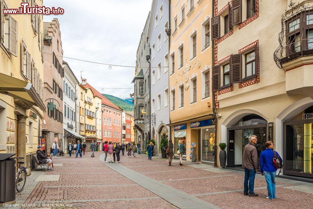 Immagine Gente in una strada pedonale del centro storico di Brunico, Val Pusteria, Trentino Alto Adige - © milosk50 / Shutterstock.com