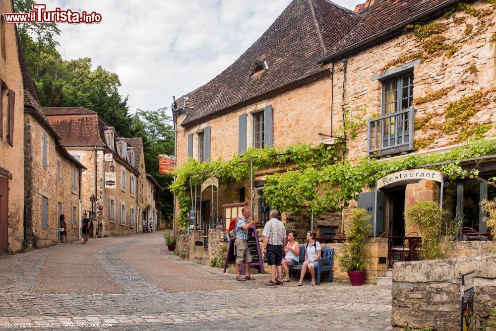 Immagine Gente in visita al borgo di Beynac-et-Cazenac, Francia, lungo le sponde del fiume Dordogna - © lauravr / Shutterstock.com