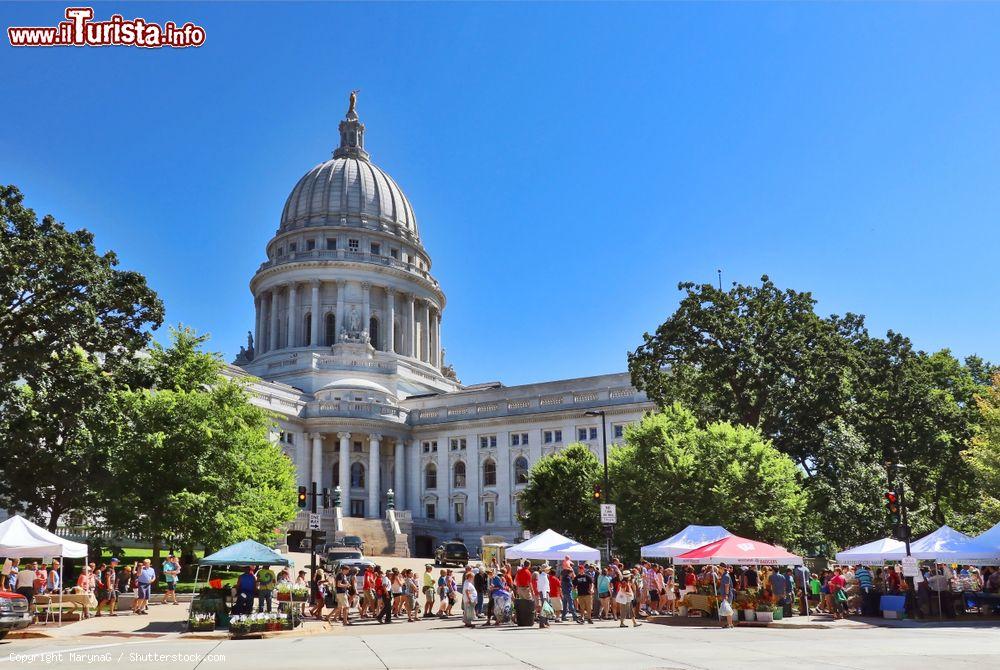 Immagine Gente in visita al Dane County Madison Farmers' Market di Madison, Wisconsin, USA. Questo bel mercato, il più popolare di tutto lo stato, si trova in Capitol Square  - © MarynaG / Shutterstock.com