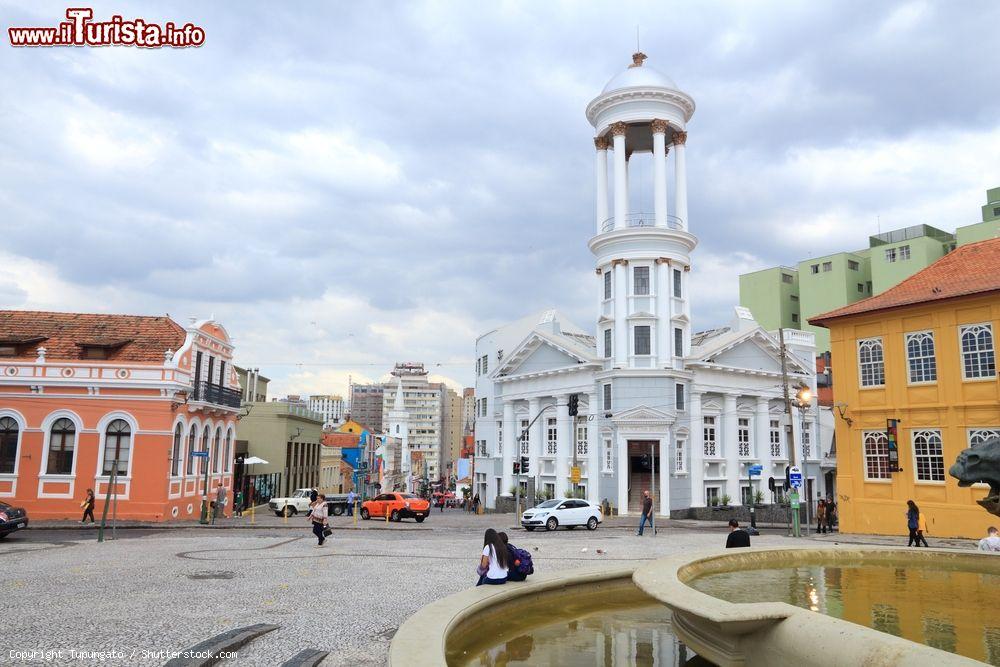 Immagine Gente in visita all'antica città di Curitiba, Brasile. Con 1 milione e 760 mila abitanti, questa località è l'ottava più popolosa del paese - © Tupungato / Shutterstock.com