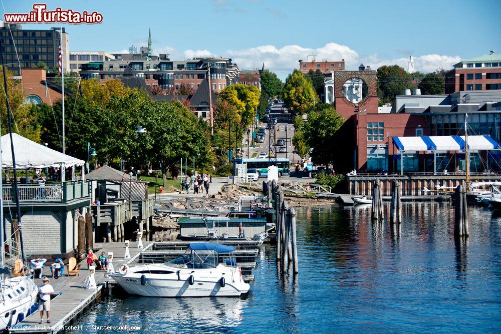 Immagine Gente lungo le acque al Burlington Marina, Vermont, Stati Uniti. Un gruppo di persone osserva le barche ormeggiate mentre altri passeggiano sotto il sole - © Erika J Mitchell / Shutterstock.com