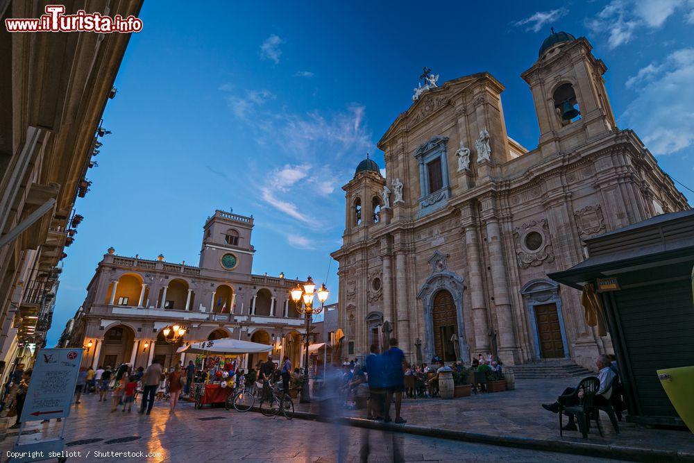 Immagine Gente nel centro storico di Marsala by night, Sicilia. Ricca di storia, sorge sulle rovine di un'antica città punica - © sbellott / Shutterstock.com