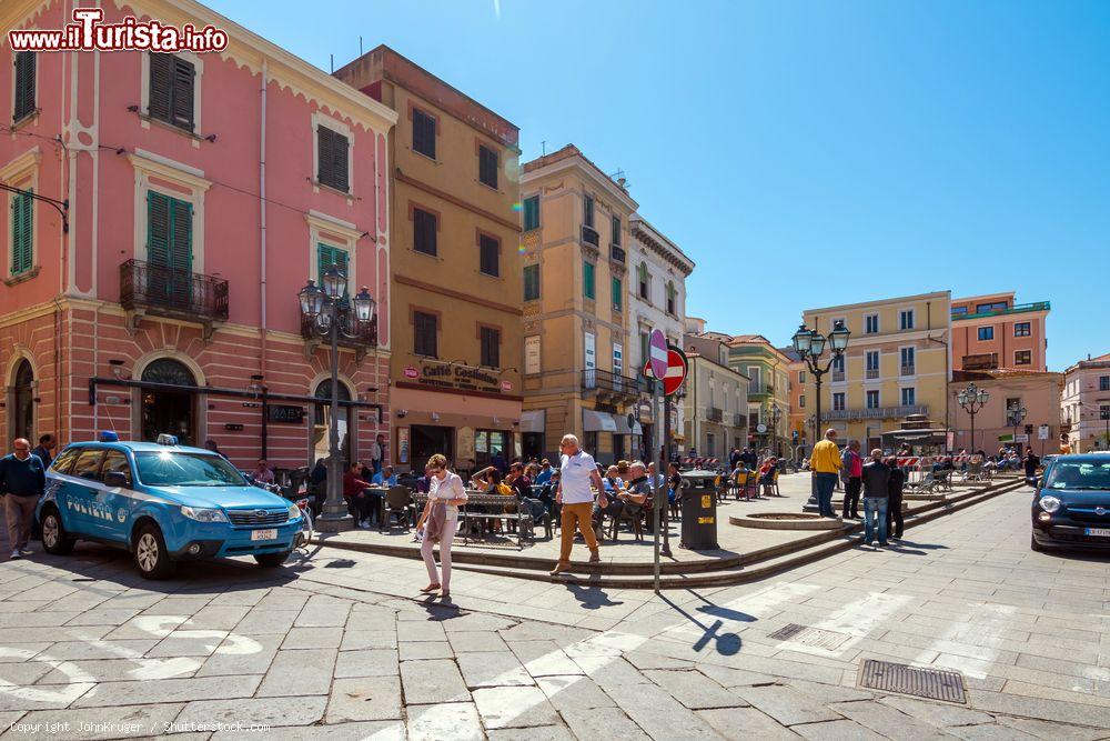 Immagine Gente nel centro storico di Olbia, Sardegna. A partire dal nucleo storico di corso Umberto I°, la città si è sviluppata in ogni direzione grazie anche all'incremento demografico degli anni '60 - © JohnKruger / Shutterstock.com