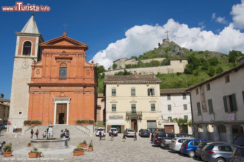 Immagine Gente nella piazza centrale di Pennabilli, Emilia Romagna. Qui sorge il duomo, noto anche come cattedrale di San Leone, è stata consacrata nel 1588. A forma di croce latina, si presenta in stile neo classico - © Dmitry Chulov / Shutterstock.com