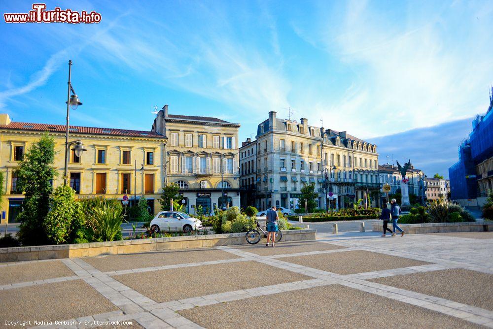 Immagine Gente nella piazza del centro di Bergerac, Francia - © Nadiia Gerbish / Shutterstock.com