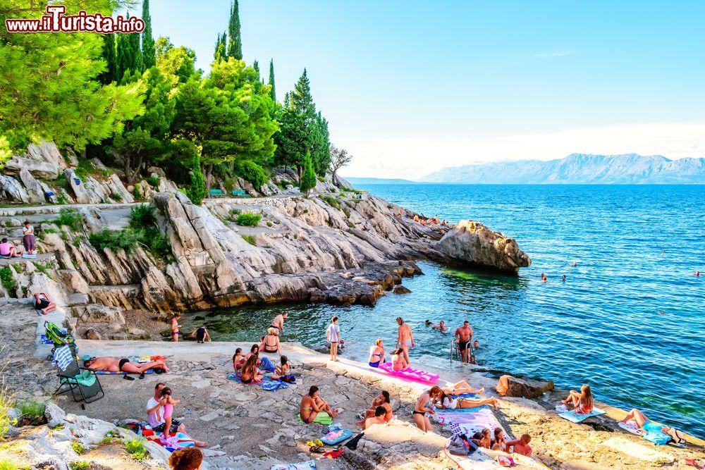 Immagine Gente nuota e prende il sole sulla costa rocciosa di Trpanj, nel sud della Croazia - © nomadFra / Shutterstock.com
