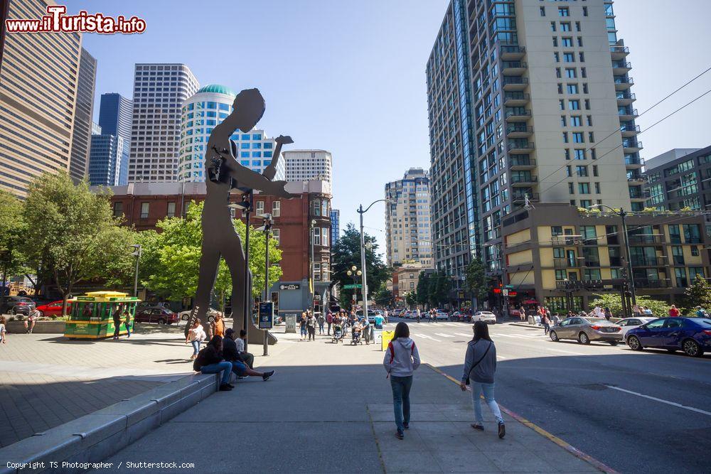 Immagine Gente passeggia in una strada di fronte all'Art Museum di Seattle, Washington - © TS Photographer / Shutterstock.com