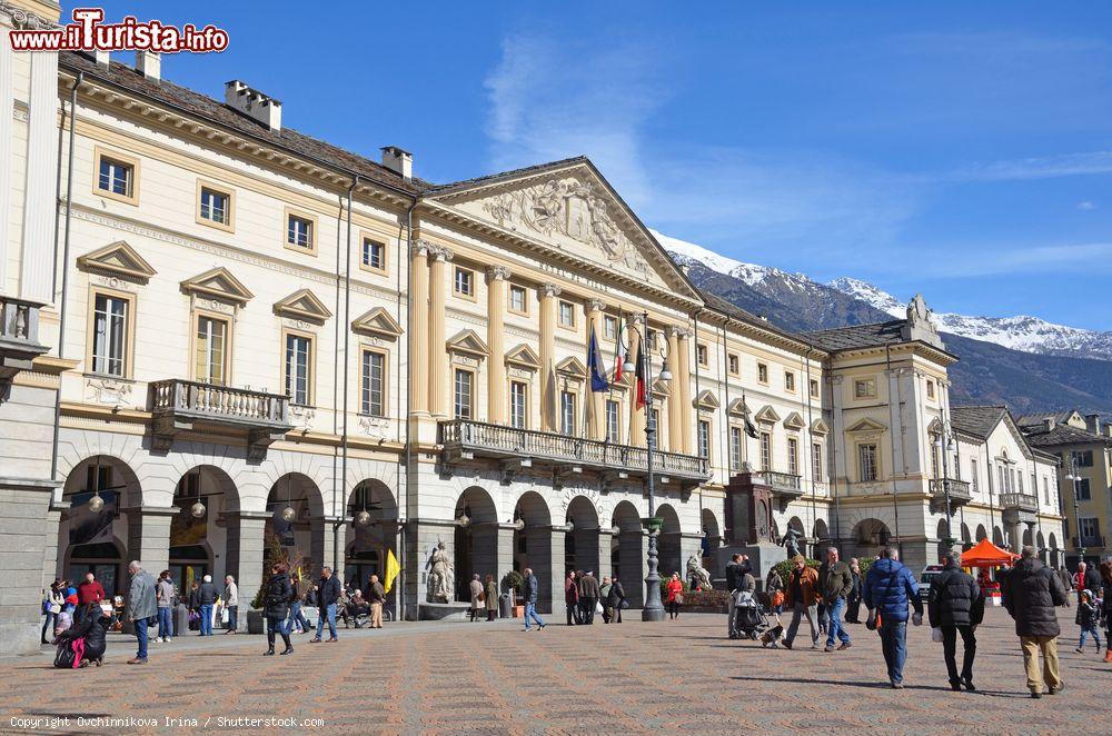 Immagine Gente passeggia nella centrale piazza Emilio Chanoux nei pressi del Municipio di Aosta, Valle d'Aosta - © Ovchinnikova Irina / Shutterstock.com