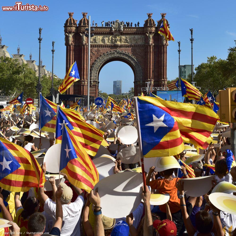 Immagine Gente per le strade di Barcellona per festeggiare il giorno nazionale della Catalogna - © nito / Shutterstock.com