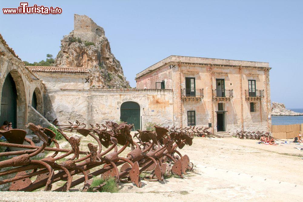 Immagine Gente prende il sole di fronte alla Tonnara di Scopello, provincia di Trapani (Sicilia) - © Stefano Ember / Shutterstock.com