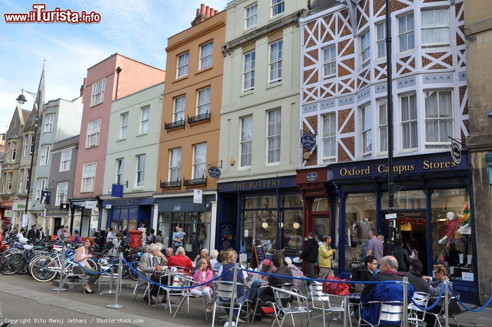 Immagine Gente seduta ai tavolini all'aperto di bar e locali nel centro di Oxford, Inghilterra - © Ritu Manoj Jethani / Shutterstock.com