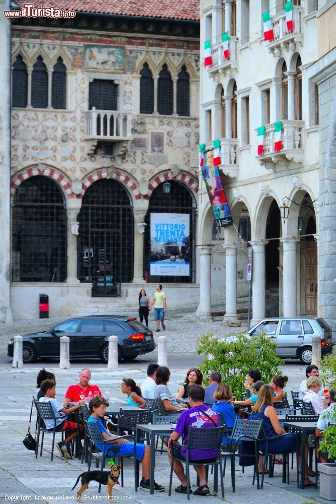Immagine Gente seduta ai tavolini di un bar nel centro di Vittorio Veneto, provincia di Treviso - © krakow.poland / Shutterstock.com