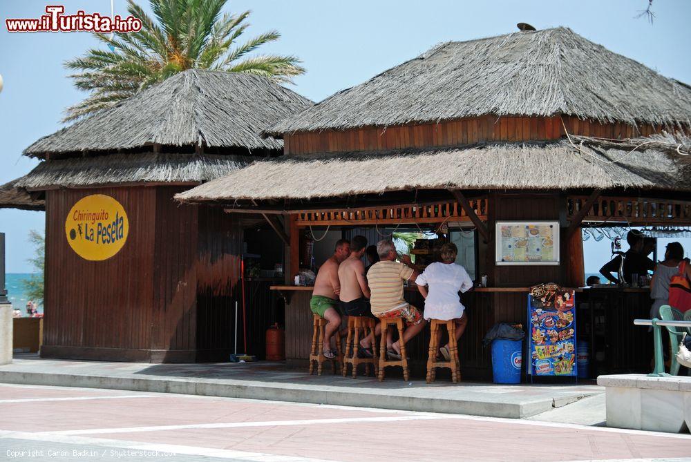 Immagine Gente seduta al Chiringuito la Peseta beach bar di Estepona, provincia di Malaga, Spagna.  - © Caron Badkin / Shutterstock.com