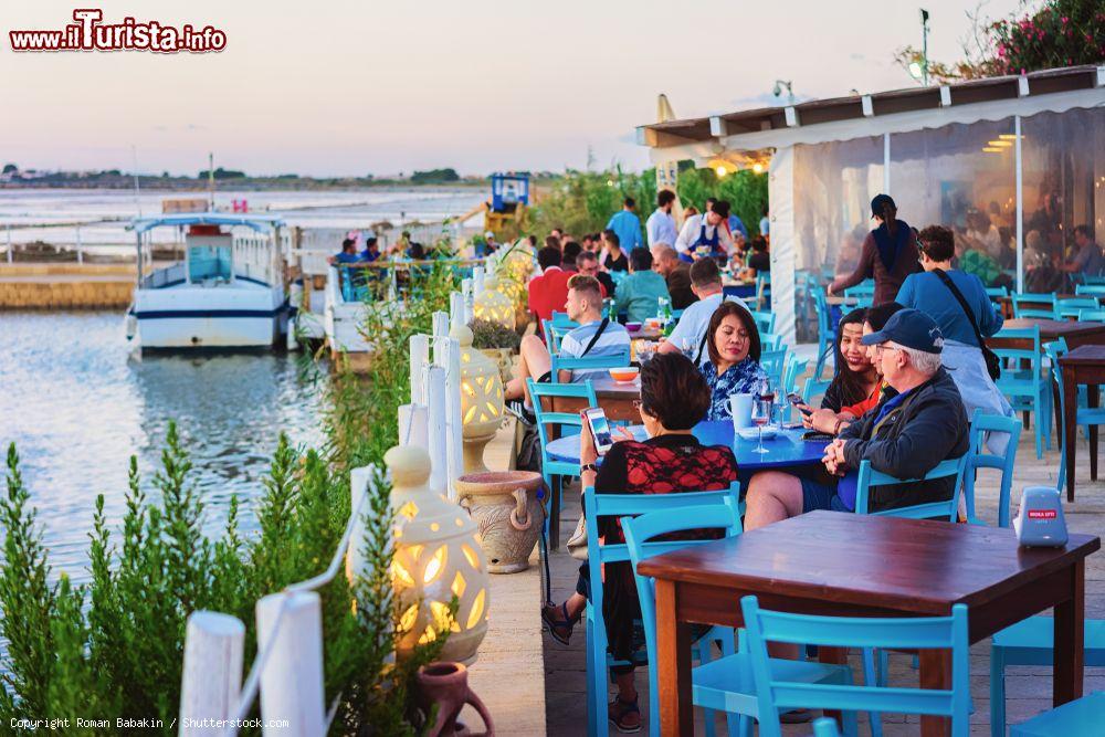 Immagine Gente seduta in un caffé sulla strada in una salina di Marsala, Sicilia - © Roman Babakin / Shutterstock.com