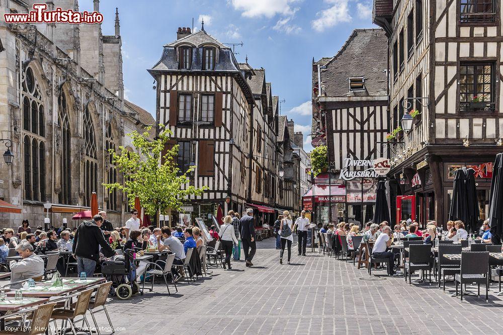 Immagine Gente seduta nei dehors dei locali nel centro di Troyes, Francia - © Kiev.Victor / Shutterstock.com