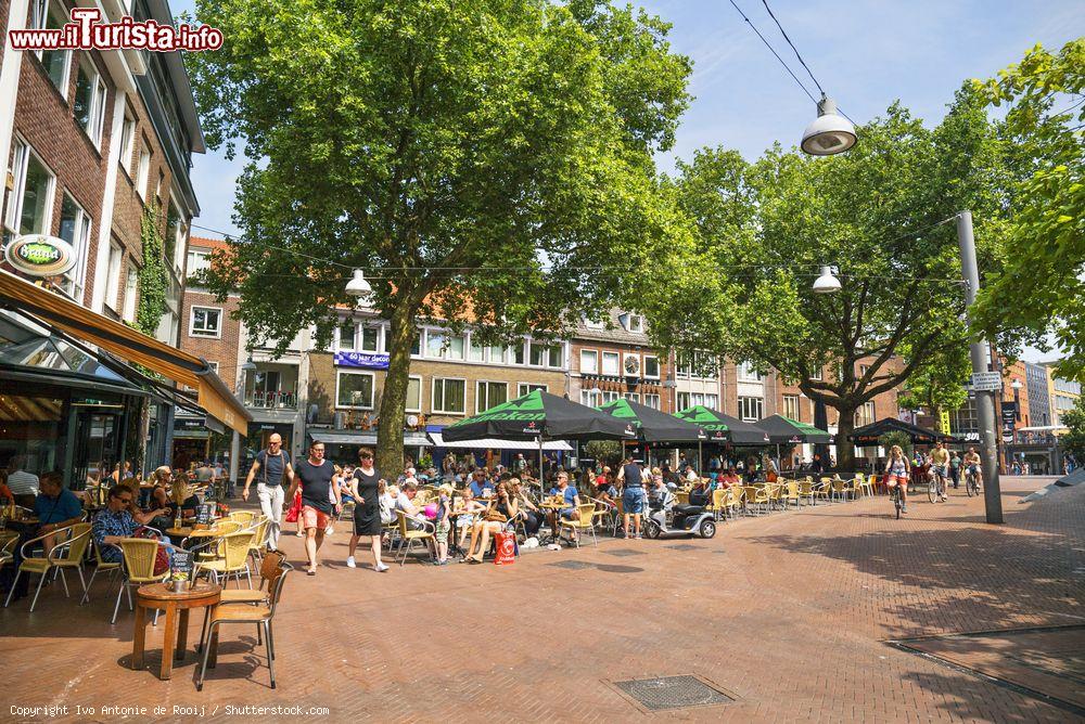 Immagine Gente seduta nei locali all'aperto a Koningsplein nel centro di Nijmegen (Olanda) - © Ivo Antonie de Rooij / Shutterstock.com