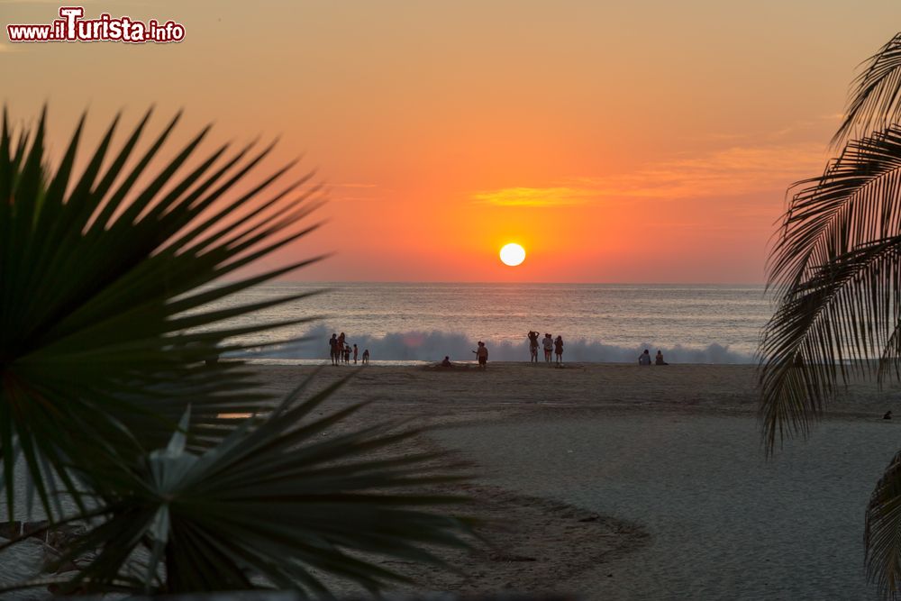 Immagine Gente su una spiaggia di Puerto Escondido al tramonto, Messico.