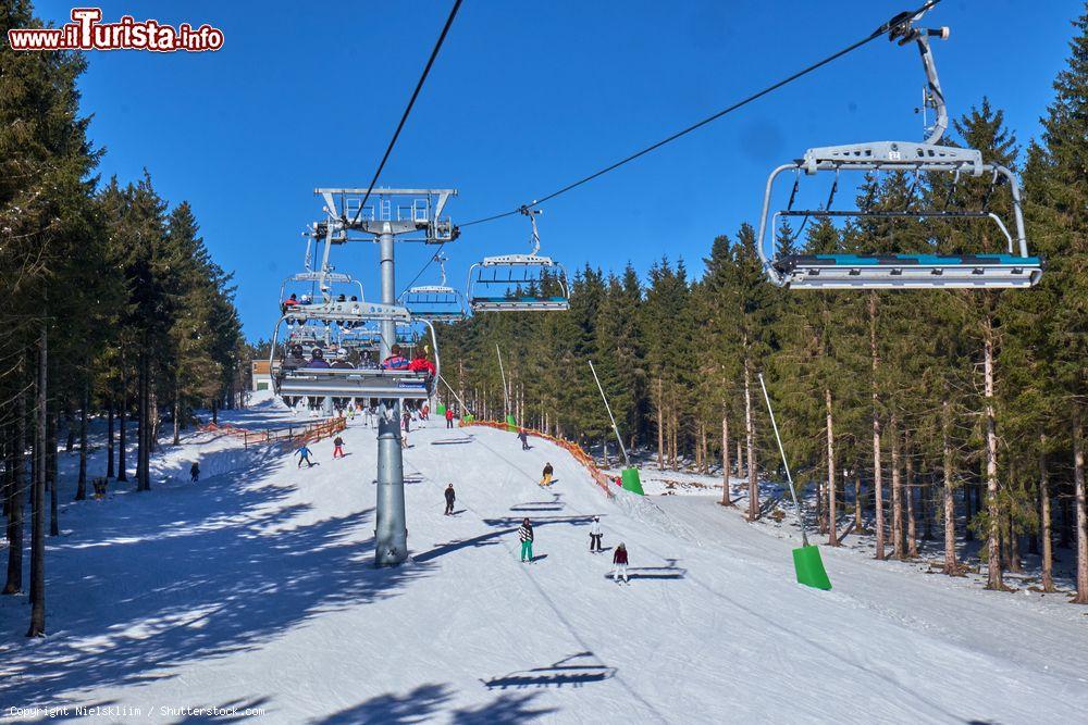Immagine Gente sugli sci visti dall'alto di una seggiovia allo Ski Carousel di Winterberg, Germania - © Nielskliim / Shutterstock.com