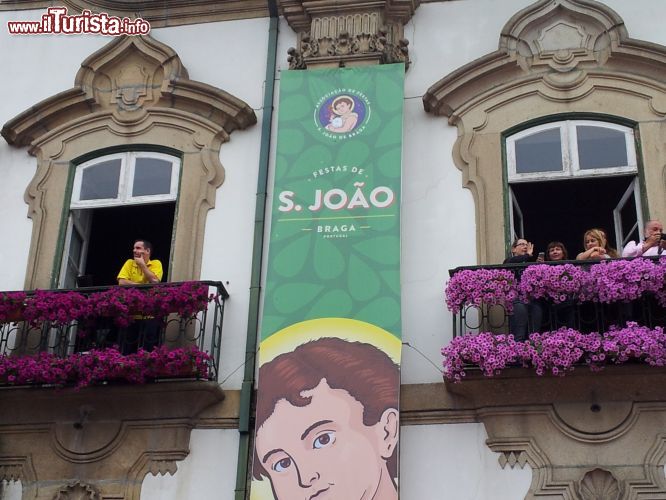 Immagine Gente sui balconi assiste alla sfilata di Sao Joao nella cittadina di Braga, Portogallo. 