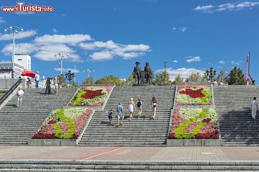 Immagine Gente sui gradini nella Piazza Storica di Ekaterinburg con il monumento ai fondatori Tatishchev e de Gennin, Russia - © Mikhail Markovskiy / Shutterstock.com