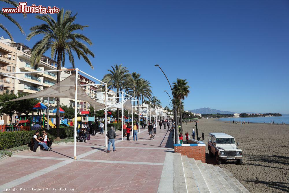 Immagine Gente sulla passeggiata di Estepona, Spagna, in una giornata di sole - © Philip Lange / Shutterstock.com
