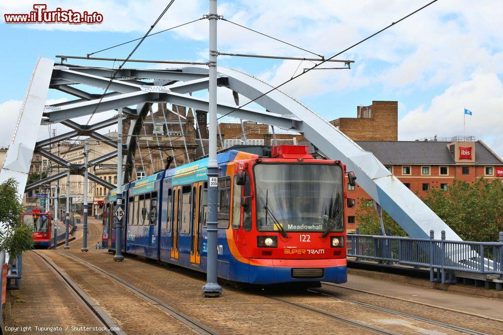 Immagine Gente sullo Stagecoach Supertram a Sheffield, Yorkshire, Inghilterra. Questo mezzo pubblico serve oltre 11 milioni di persone all'anno - © Tupungato / Shutterstock.com