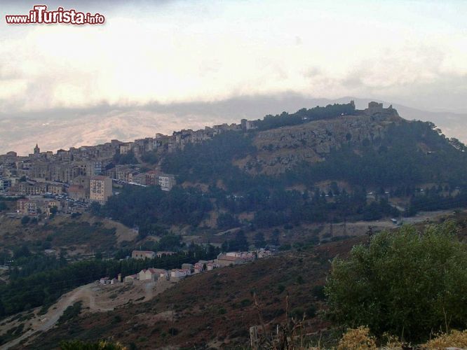 Immagine Geraci Siculo è un piccolo borgo di quasi 2.000 abitanti della città metropolitana di Palermo, in Sicilia.