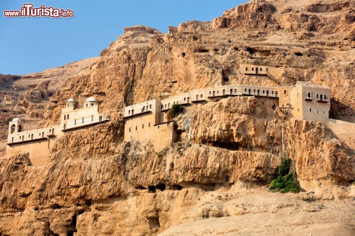 Immagine Una delle attrazioni di Gerico: il Monastero ortodosso del Monte della Tentazione. Si trova in corrispondenza della vetta su cui il diavolo tentà Gesù Cristo offrendogli le ricchezze del mondo. Oggi una comoda telecabina condice dalla città sulla montagna e un sentiero permette di raggiungere il monastero   - © posztos / Shutterstock.com