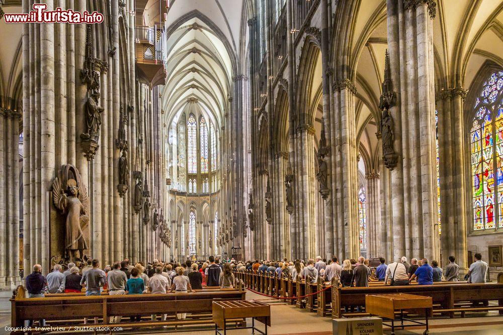Immagine L'interno del Kölner Dom, il Duomo di Colonia. La chiesa è uno degli edifici più visitati della Germania: sono almeno 20.000 i turisti che ogni giorno entrano nella cattedrale - foto © travelview / Shutterstock.com