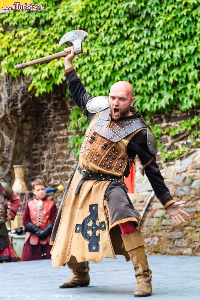 Immagine Germania: una rappresentazione in costume medievale al castello di Cochem, il Reichsburg - foto © Elena Klippert / Shutterstock.com