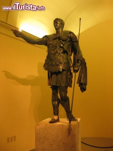 Immagine Nel Museo Civico Archeologico e Pinacoteca “E.Rosa” si trova il Germanico: la statua di Nerone Claudio Druso è una delle attrazioni di Amelia, la cittadina dell'Umbria.